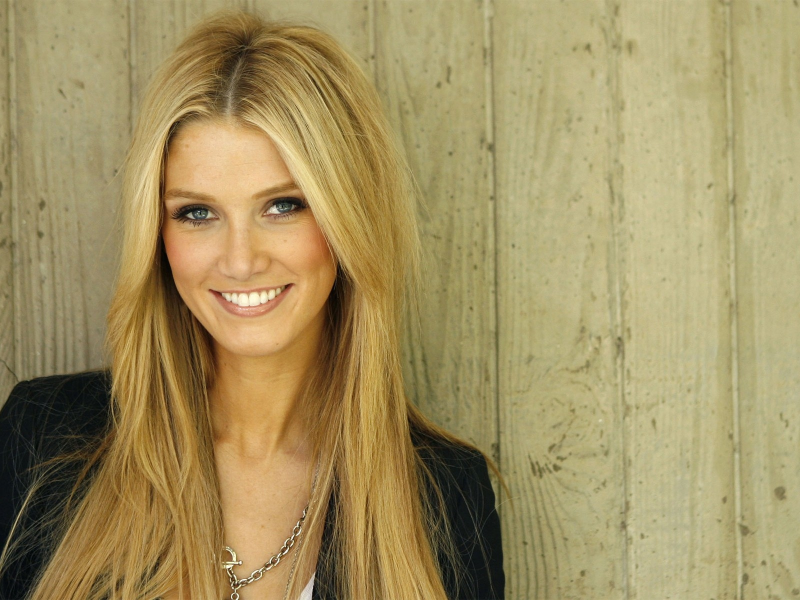 улыбка, delta goodrem, забор