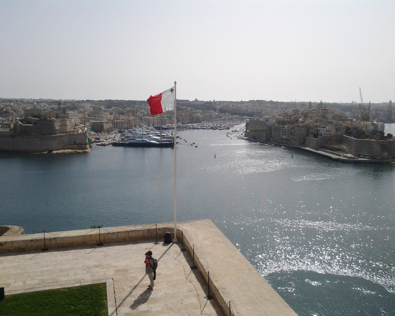 Мальта, Валлетта, Средиземное море, берег, море, небо, флаг