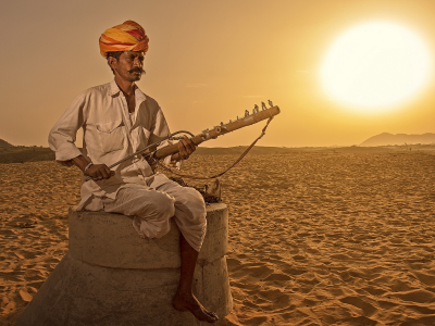 Пустыня, солнце, сушняк, индус, музыкант.