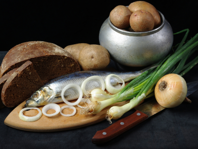 селедка, картошка, хлеб, лук, чугунок, разделочная доска, нож