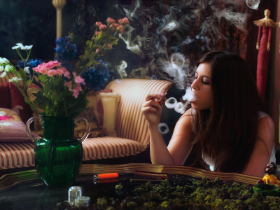 Стол, ваза, цветы, девушка, дым, курит.
