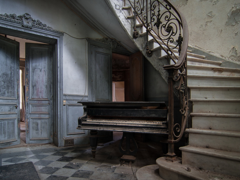 Дверь лестница, пианино, музыка.