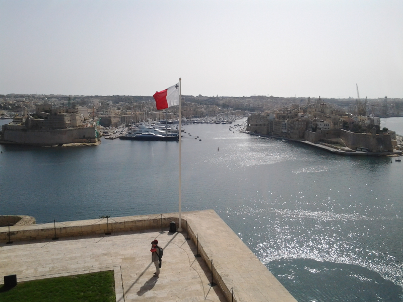 Мальта, Валлетта, Средиземное море, берег, море, небо, флаг