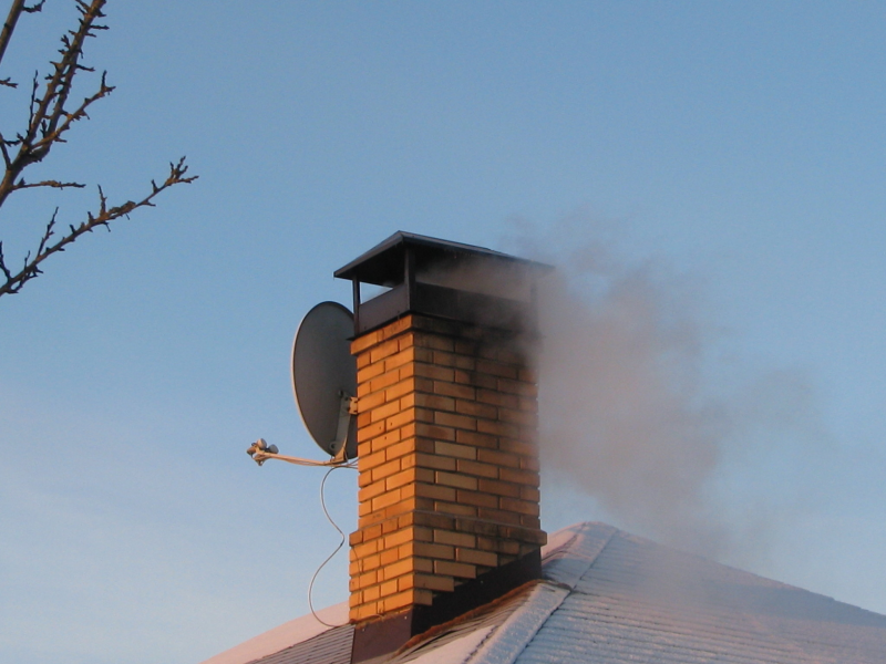 крыша, труба, кирпичи, дым, антенна, снег, зима