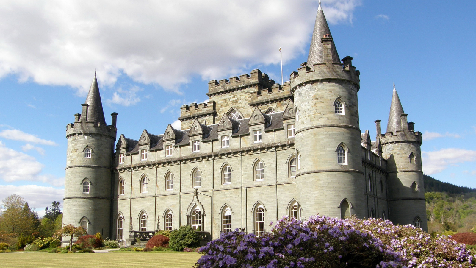 Замок Инверари, Шотландия, Великобритания, крепость, замок, небо, облака, цветы, деревья, Inveraray Castle, Inverary, Scotland, The United Kingdom, castle