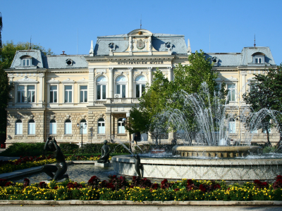 Исторический музей, Русе, Болгария, город, статуи, фонтан, небо, деревья, цветы