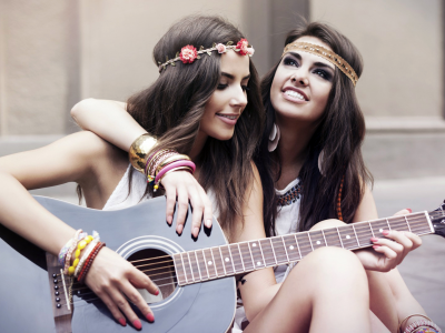 двое, девушки, гитара