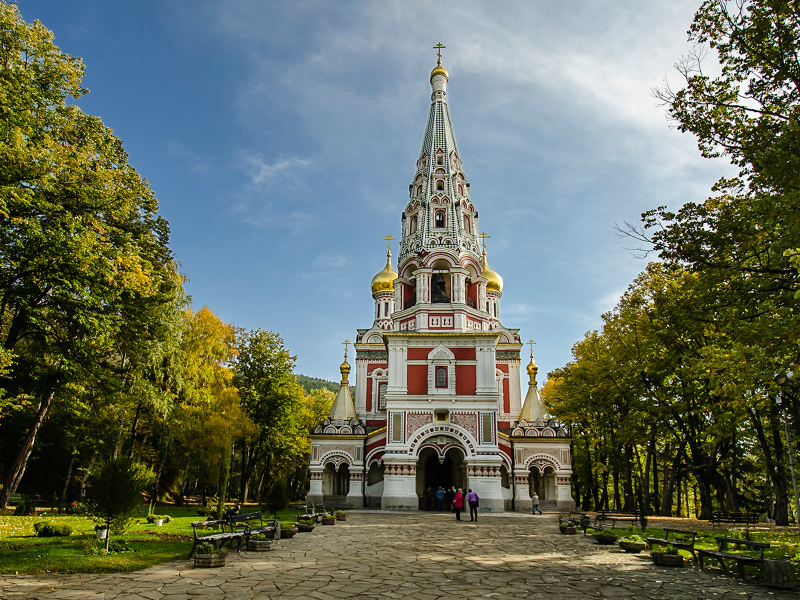 Храм-памятник Рождества Христова, Шипка, Болгария, Шипкинский перевал, Ярославской школы церковной архитектуры, памятник болгаро-русской дружбе, церковь, храм, религия, небо, облака, деревья