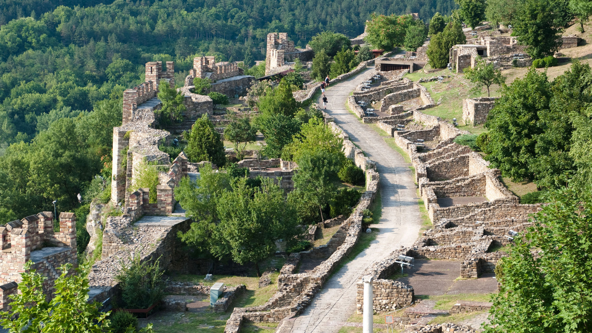 Царевец, Великое Тырново, Болгария, крепость, столица Второго болгарского царства, руины, стены, улица, деревья