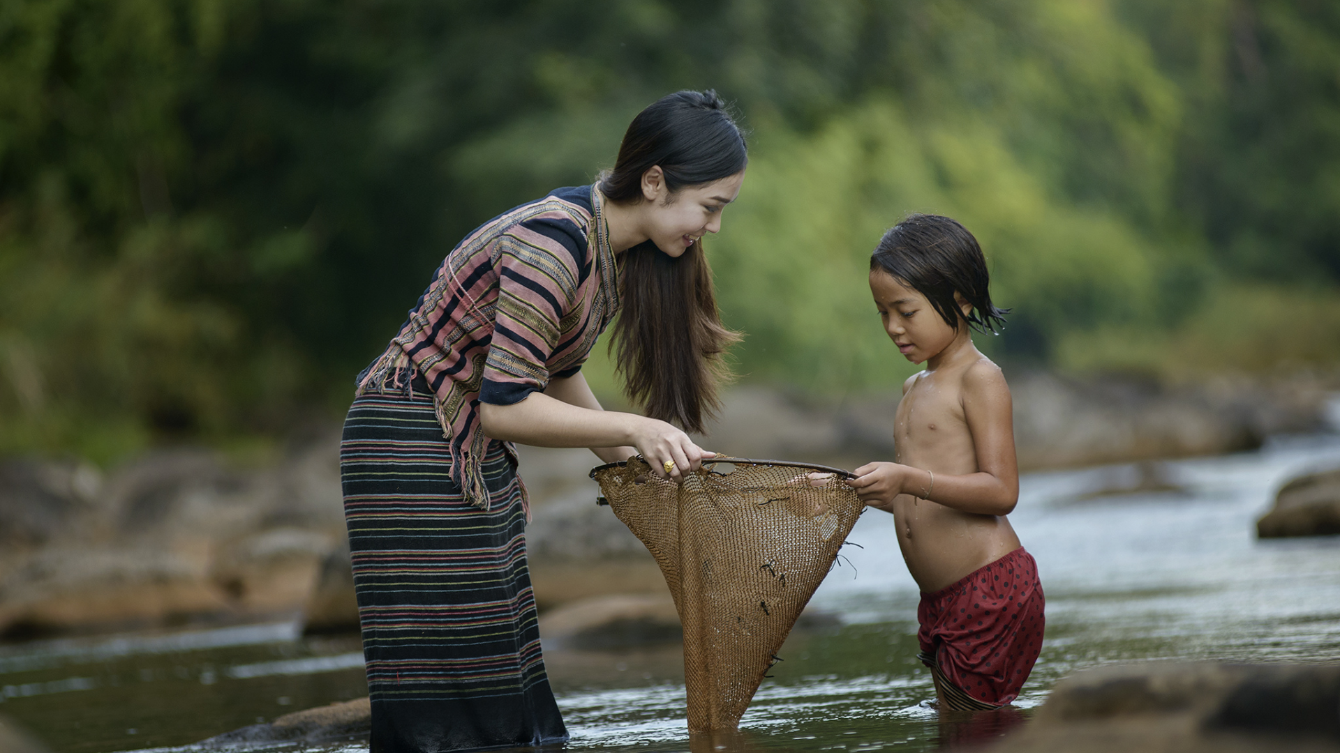 таиланд, речка, женщина, мама, девочка, дочь, рыбачат