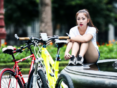 фонтан, велосипеды, девушка