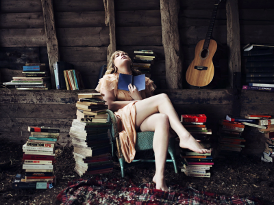 книги, гитара, девушка