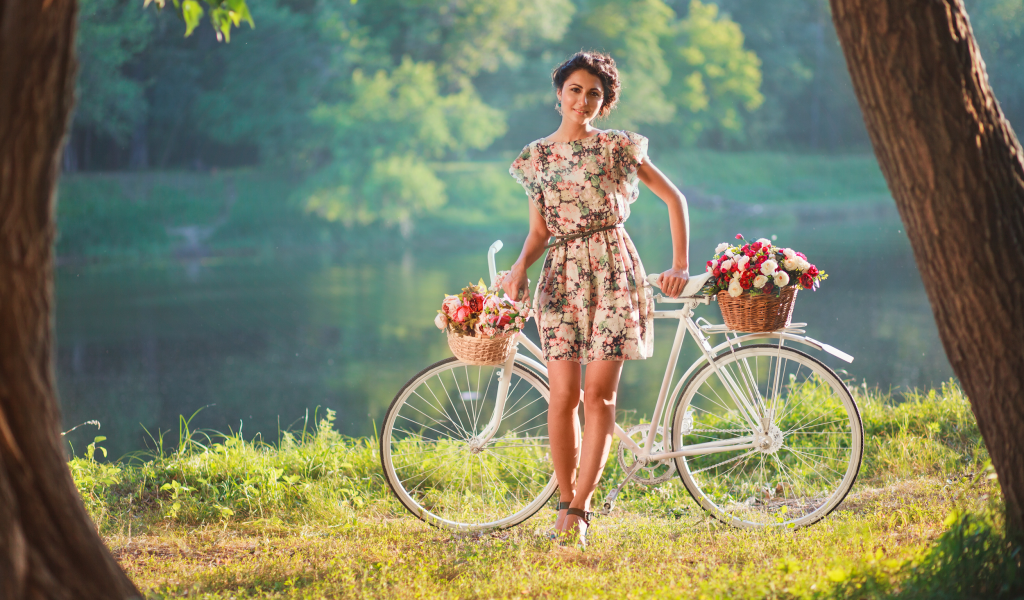 девушка, велосипед, корзины, цветы, берег