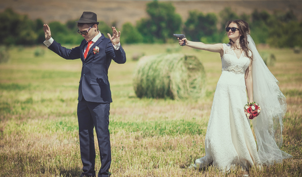 шутка, невеста, пистолет, жених, поле, сено