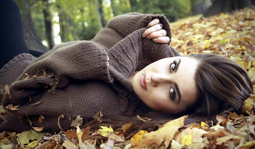 девушка, свитер, листья