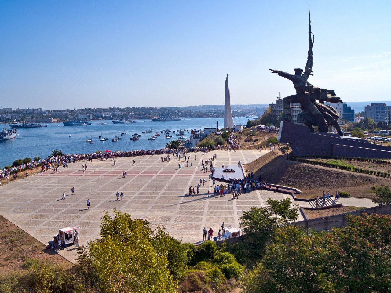 Крым, Севастополь, памятник морякам.