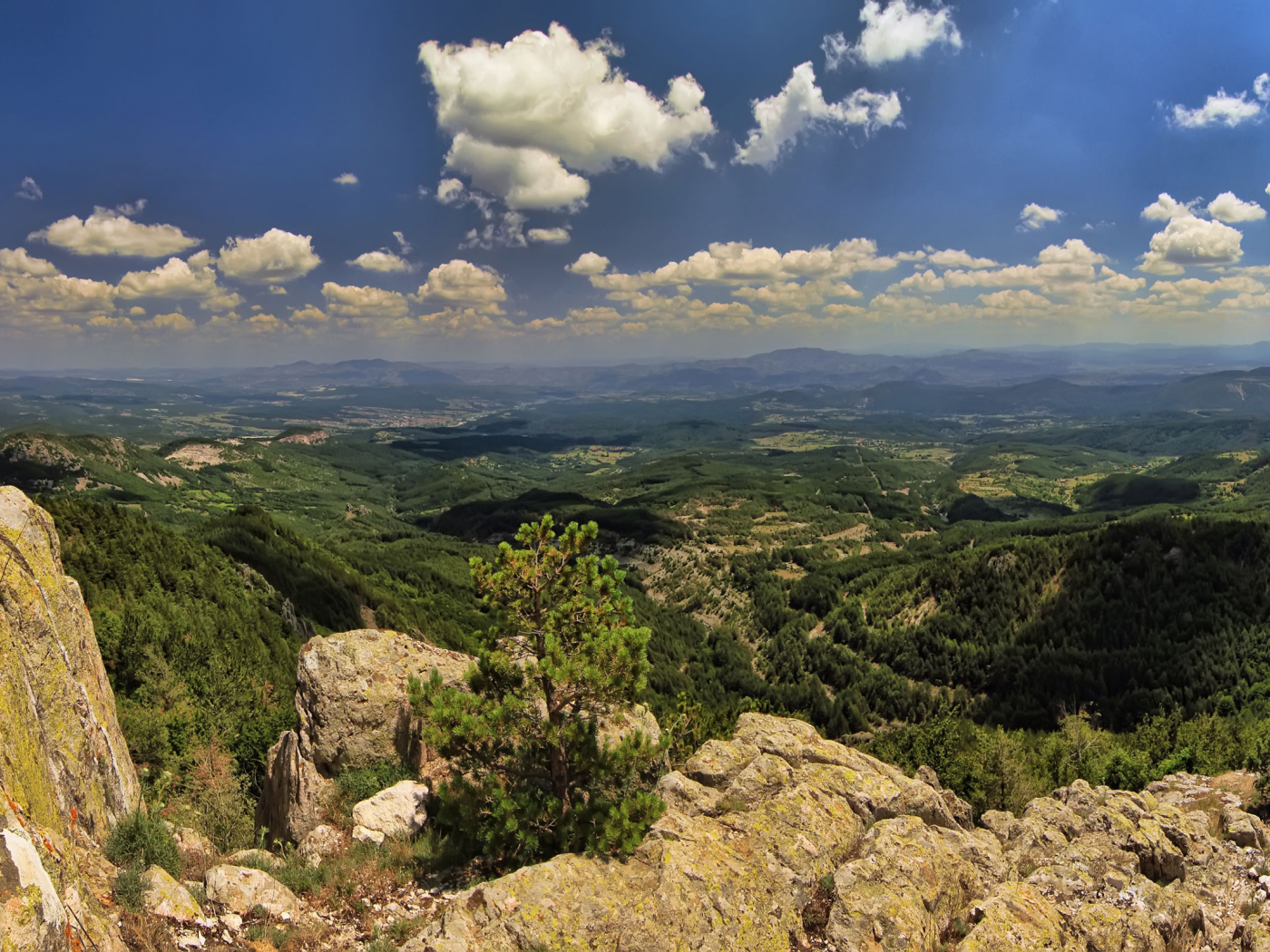 Родопи, Болгария, горы, деревья, лес, небо, облака, скалы, природа, пейзаж