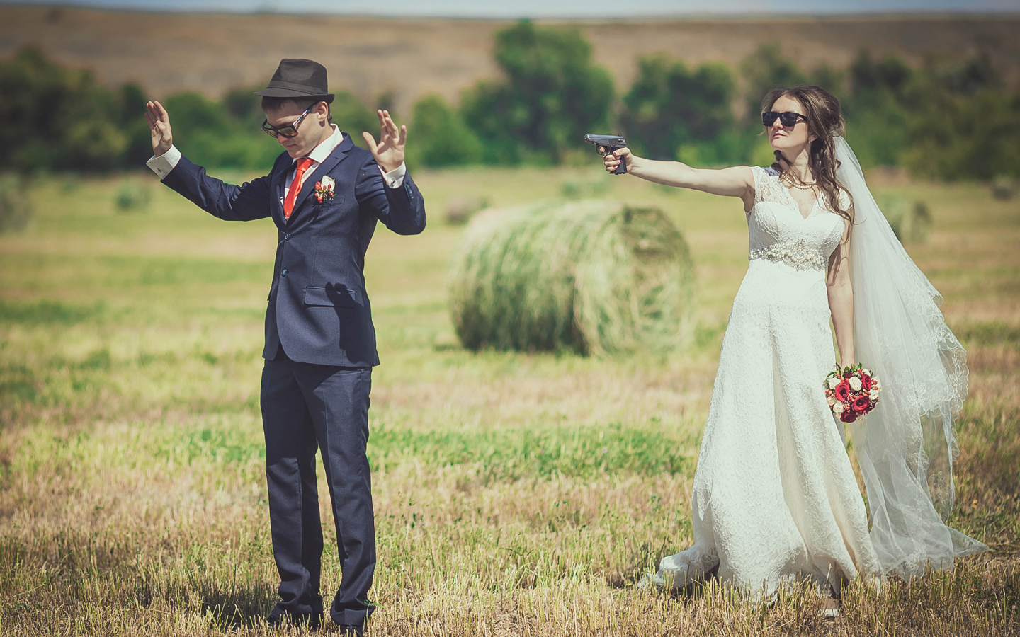 шутка, невеста, пистолет, жених, поле, сено