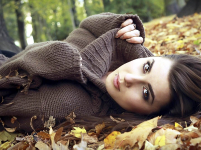 девушка, свитер, листья