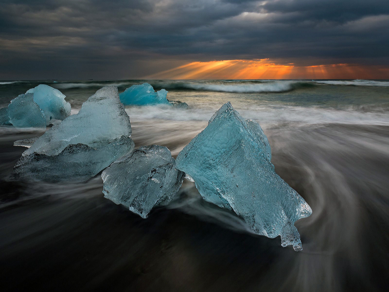 Тучи, лучи, море, волны, берег, лёд.