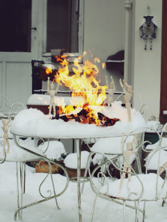 Дом, двор, стол, снег, фигурки вуду, огонь.