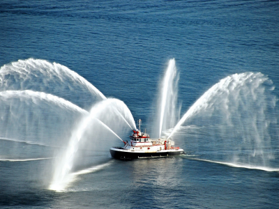 Море, корабль, водомёты, пожарная охрана.