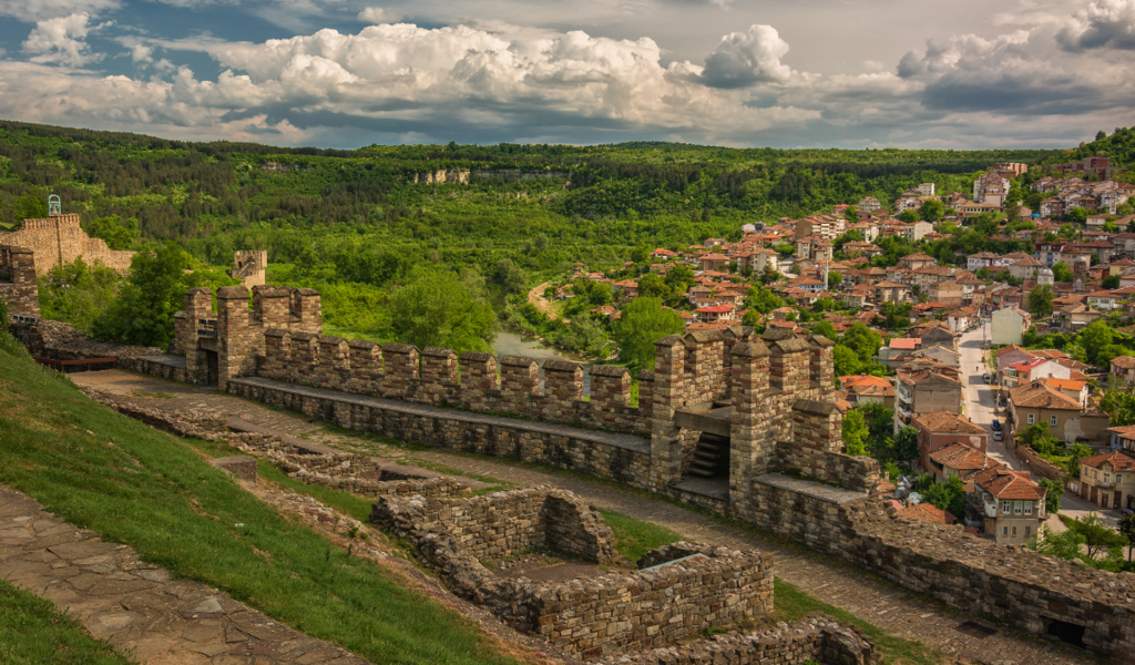 крепость, Царевец, город, Великое Тырново, Болгария, река, Янтра, замок, стены, руины, улица, дома, небо, облака, горы, деревья, лес, трава, пейзаж, природа