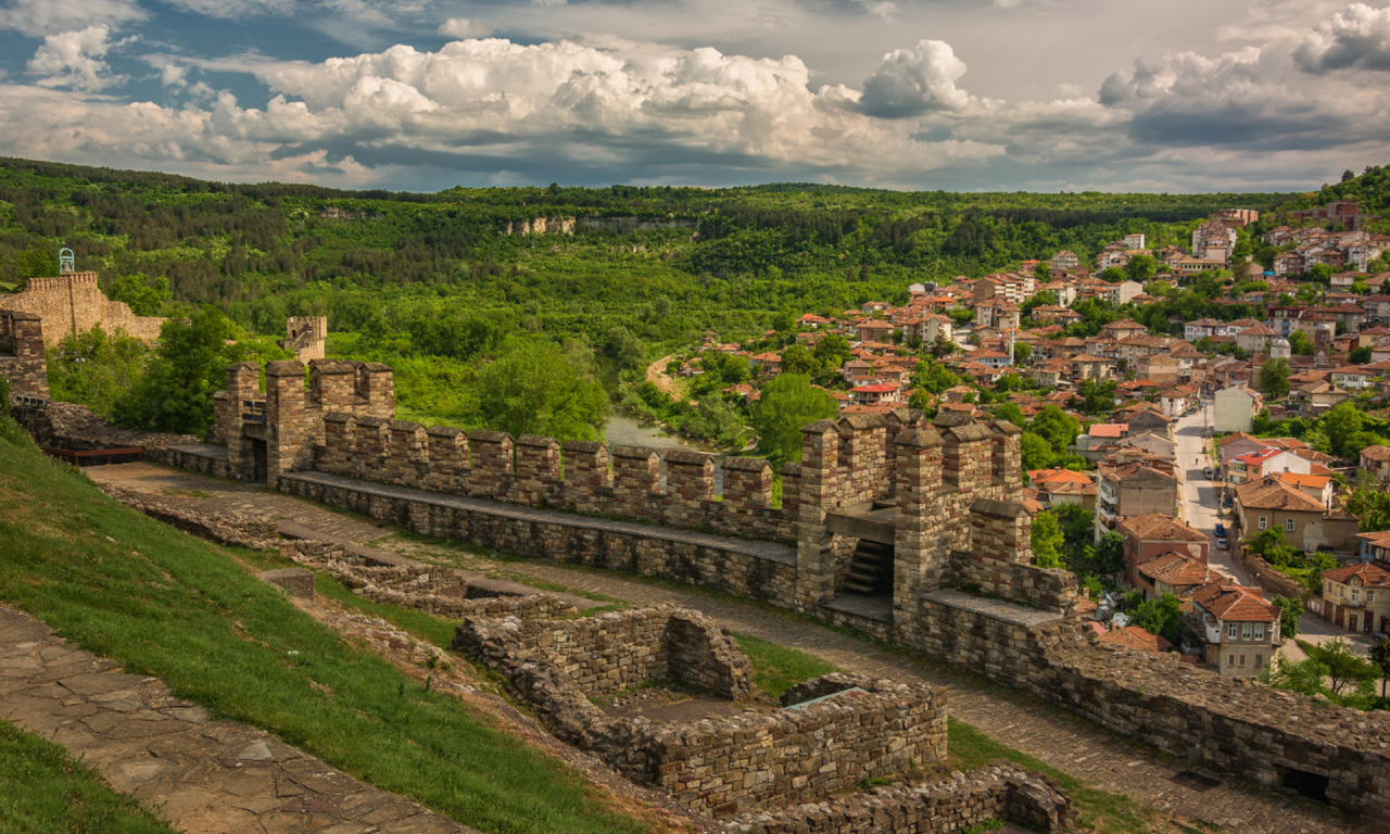 крепость, Царевец, город, Великое Тырново, Болгария, река, Янтра, замок, стены, руины, улица, дома, небо, облака, горы, деревья, лес, трава, пейзаж, природа