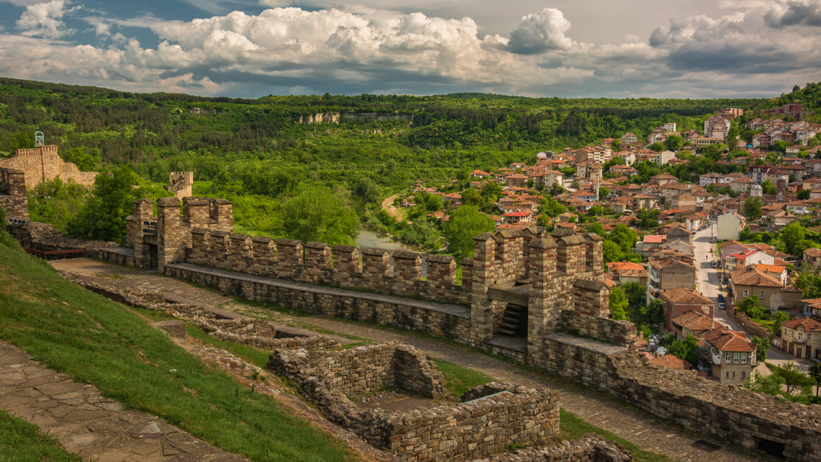 крепость, Царевец, город, Великое Тырново, Болгария, река, Янтра, замок, стены, руины, улица, дома, небо, облака, горы, деревья, лес, трава, пейзаж, природа