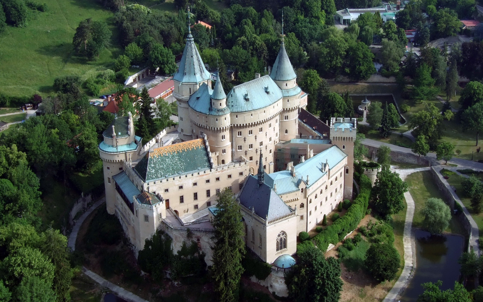 Бойницкий замок, Бойнице, Словакия, замок, крепость, деревья, небо, мост, вода, Bojnicky zamok, Slovenska republika