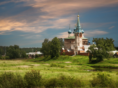 село, околица, храм, лето, вечереет