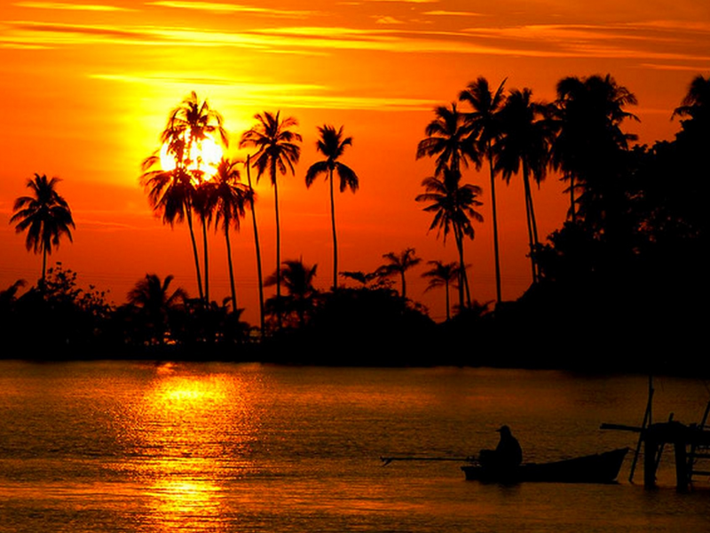 вечерний закат, море, пальмы, лодка, рыбак