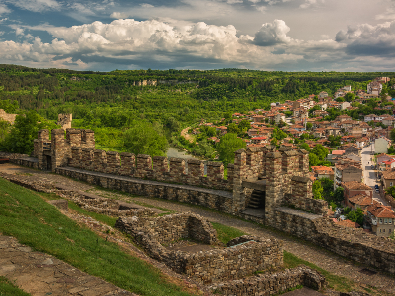 крепость, Царевец, город, Великое Тырново, Болгария, река, Янтра, замок, стены, руины, улица, дома, небо, облака, горы, деревья, лес, трава, пейзаж, природа