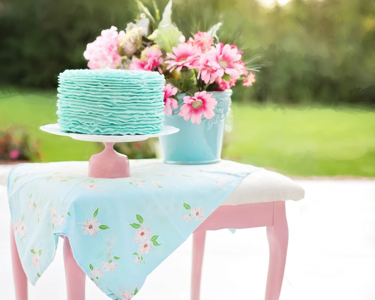 стол, торт, ведро, цветы