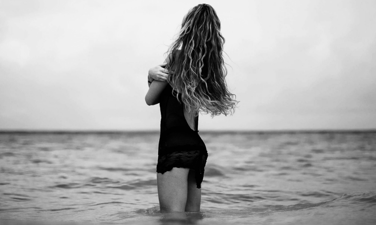 море, девушка, купальник, спина, задумалась, монохром