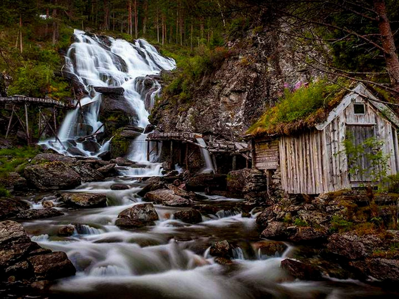 водопад, горы, лесной домик