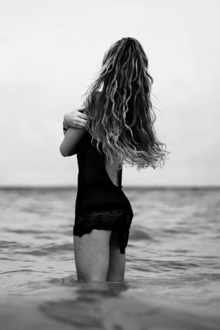 море, девушка, купальник, спина, задумалась, монохром