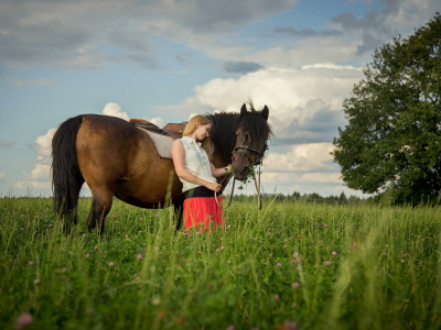 лето, луг, поляна, за околицей, лошадь, конь, девушка