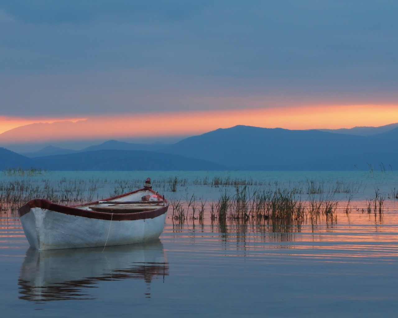 Lake Beysehir, Taurus Mountains, Turkey, озеро Бейшехир, Таврские горы, Турция, озеро, горы, лодка