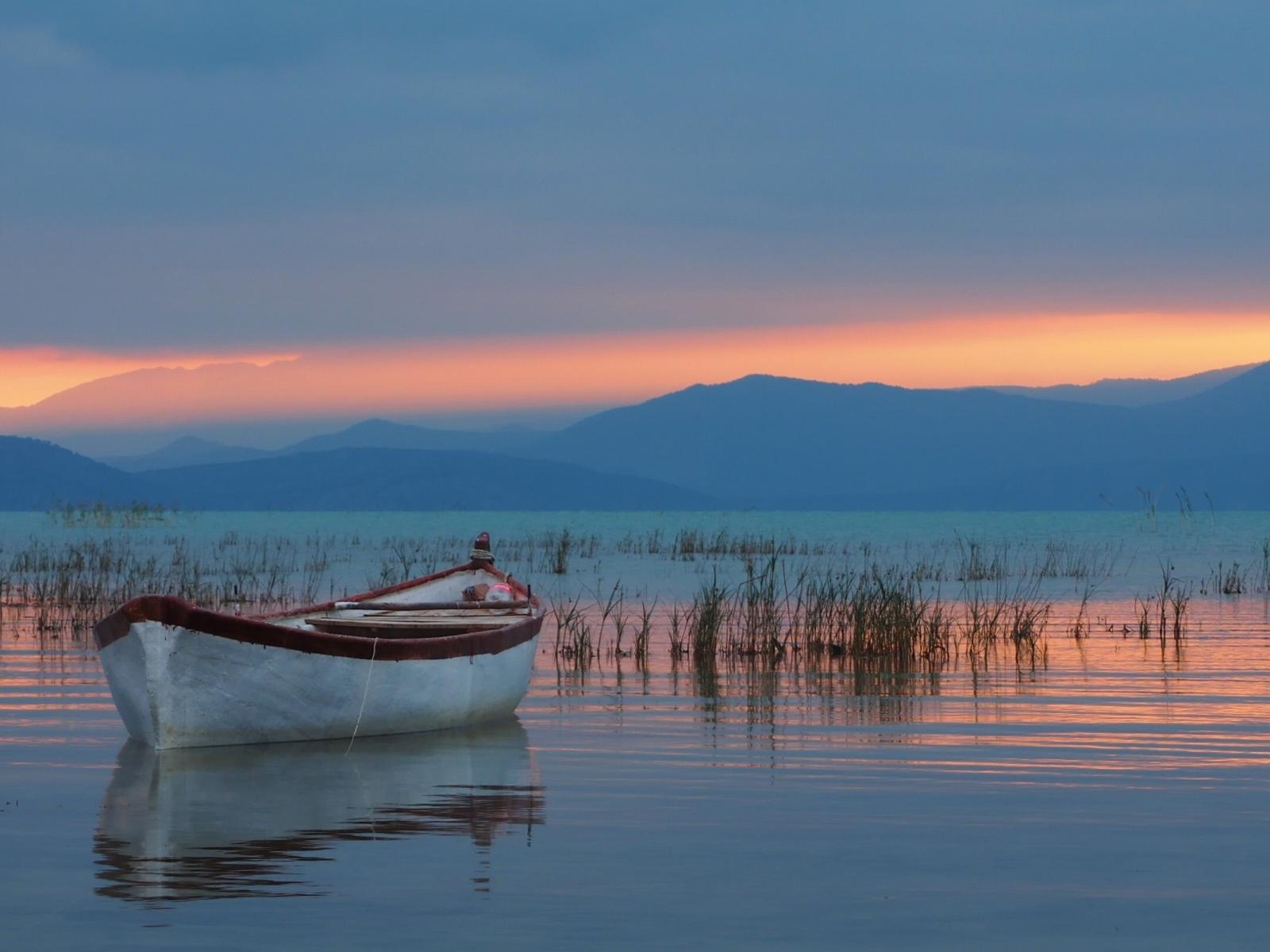 Lake Beysehir, Taurus Mountains, Turkey, озеро Бейшехир, Таврские горы, Турция, озеро, горы, лодка