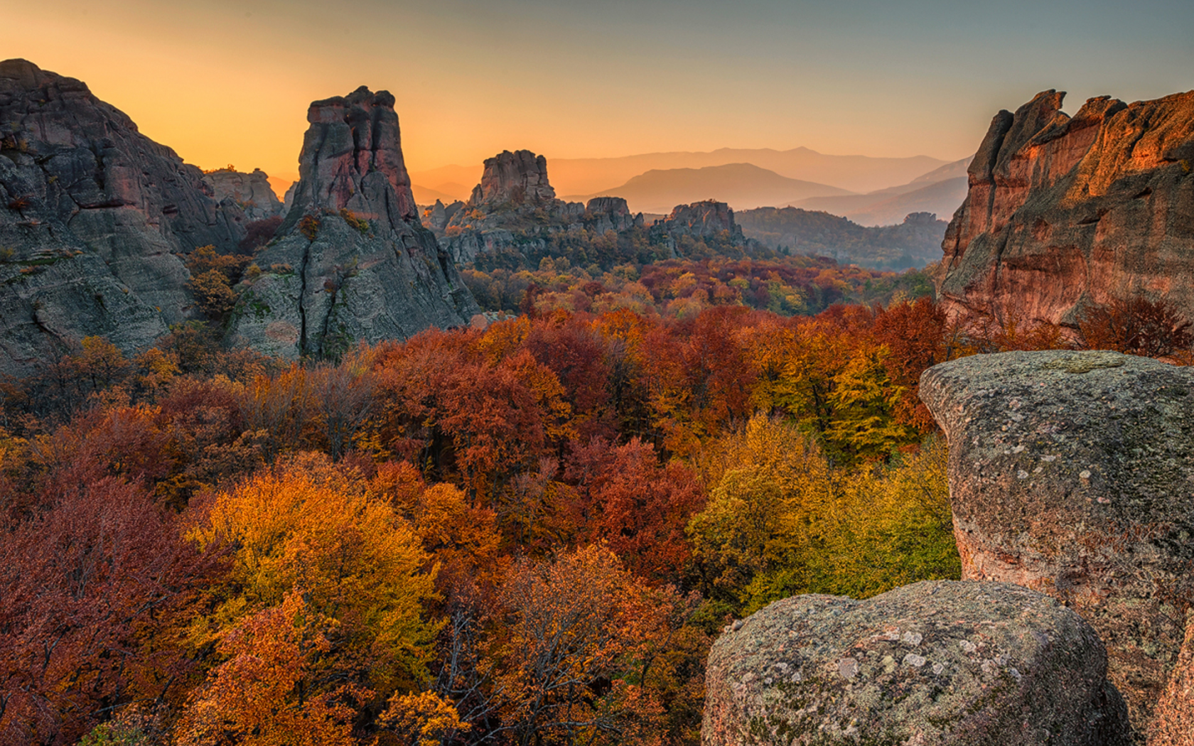 осень, скалы, облака, небо, горы, деревья, лес, туман, пейзаж, природа, Белоградчишки скали, Стара планина, Балканские горы, Болгария