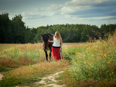 лето, лес, поляна, конь, лошадь, женщина, ведёт, задумалась
