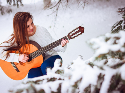 зима, снег, лес, деревья, девушка, настроение, радость, гитара, играет