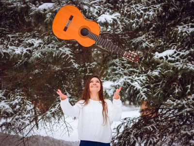 зима, снег, лес, деревья, девушка, настроение, радость, гитара, ловит