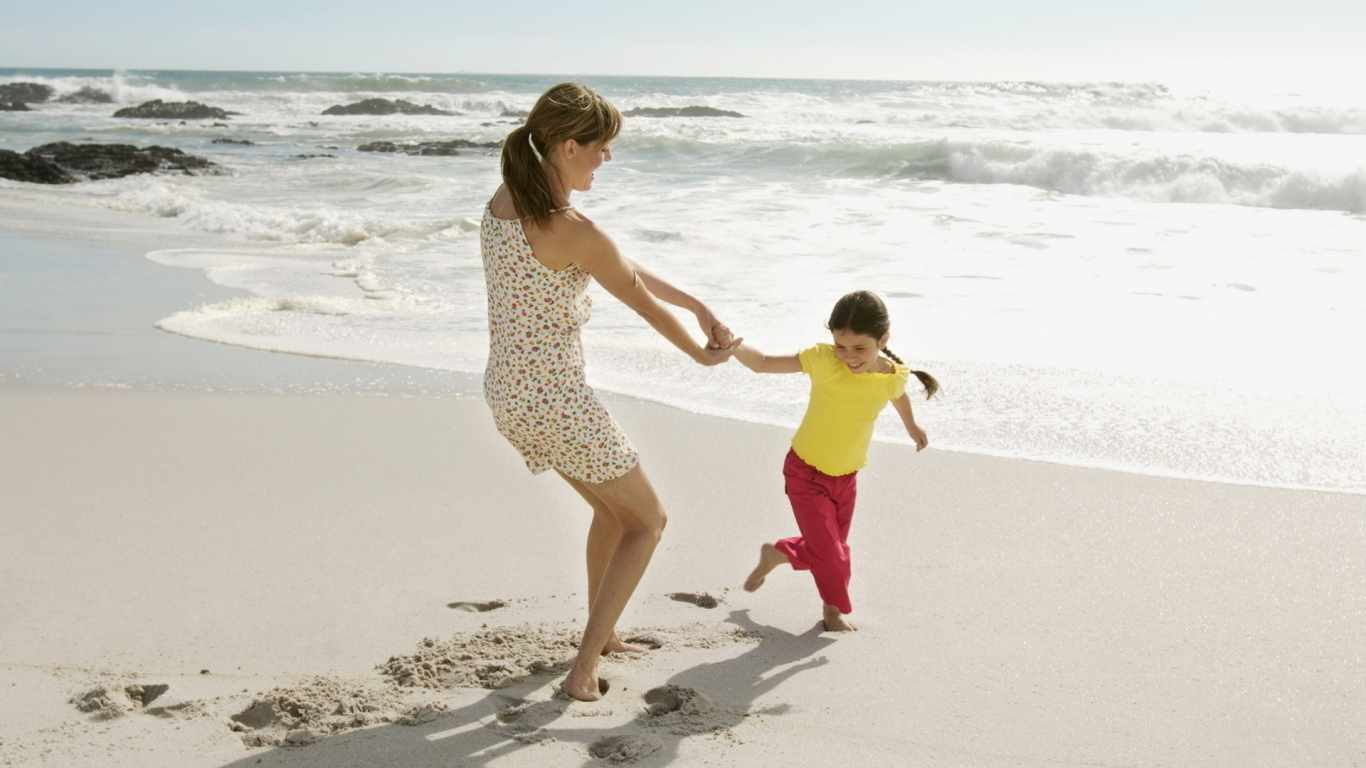 дочь, мама, пляж, следы, песок, волна, игра, прибой, семья, игра, косички, море, цейлон, восторг, настроение, радость шри-ланка