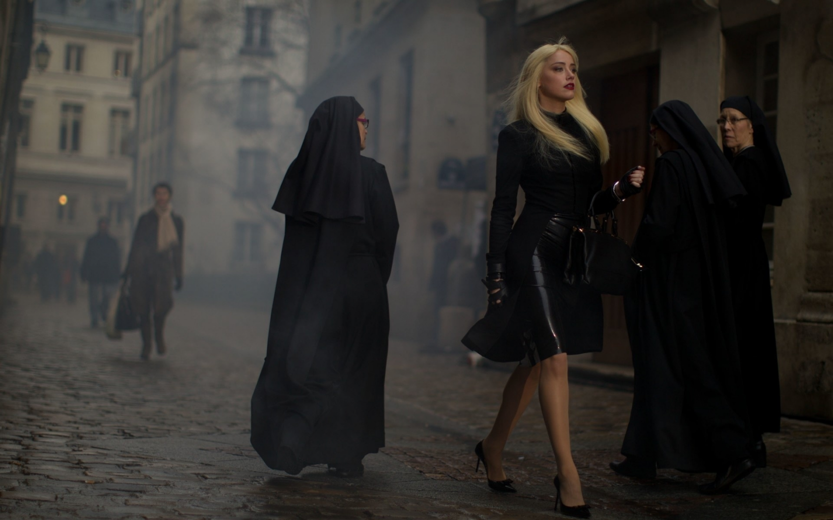 улица, монашки, девушка, красотка, блондинка, город, религия, мода, красота, юбка, сутана, черное