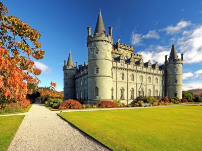 Замок Инверари, Шотландия, Великобритания, крепость, замок, осень, небо, облака, трава, горы, деревья, дорога, Inveraray Castle, Inverary, Scotland, The United Kingdom, castle