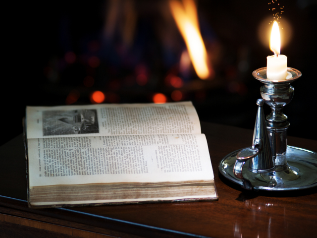 книга, свеча, подсвечник, огонь, стол, чтение
