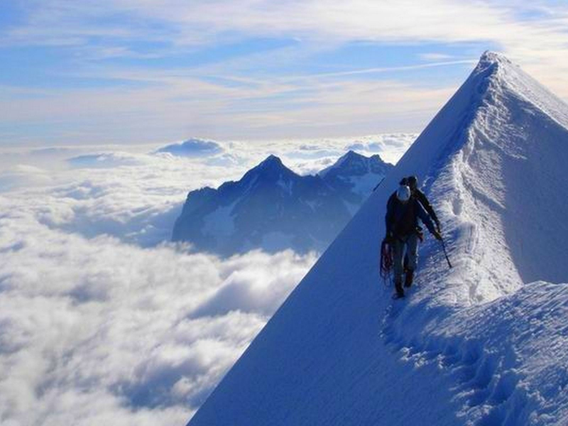альпинист, гора, вершина, облака