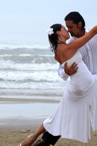 танец, пляж, море, пара, страсть, платье, цветок, любовь, бедро, талия, попка, волна, поцелуй, локоны